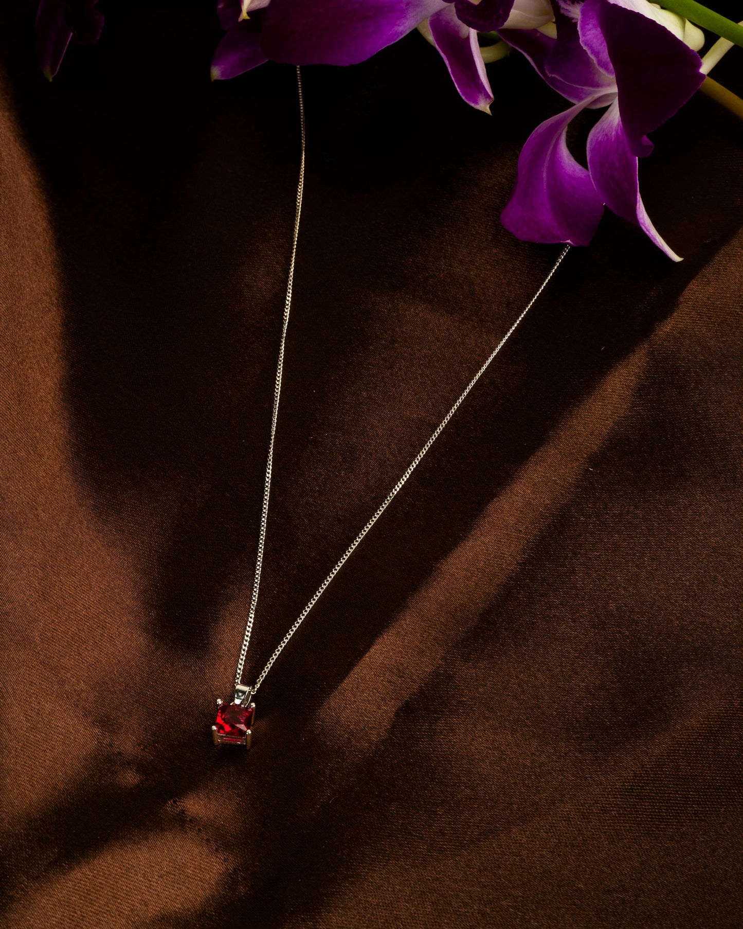 RED STONE PENDANT CHAIN