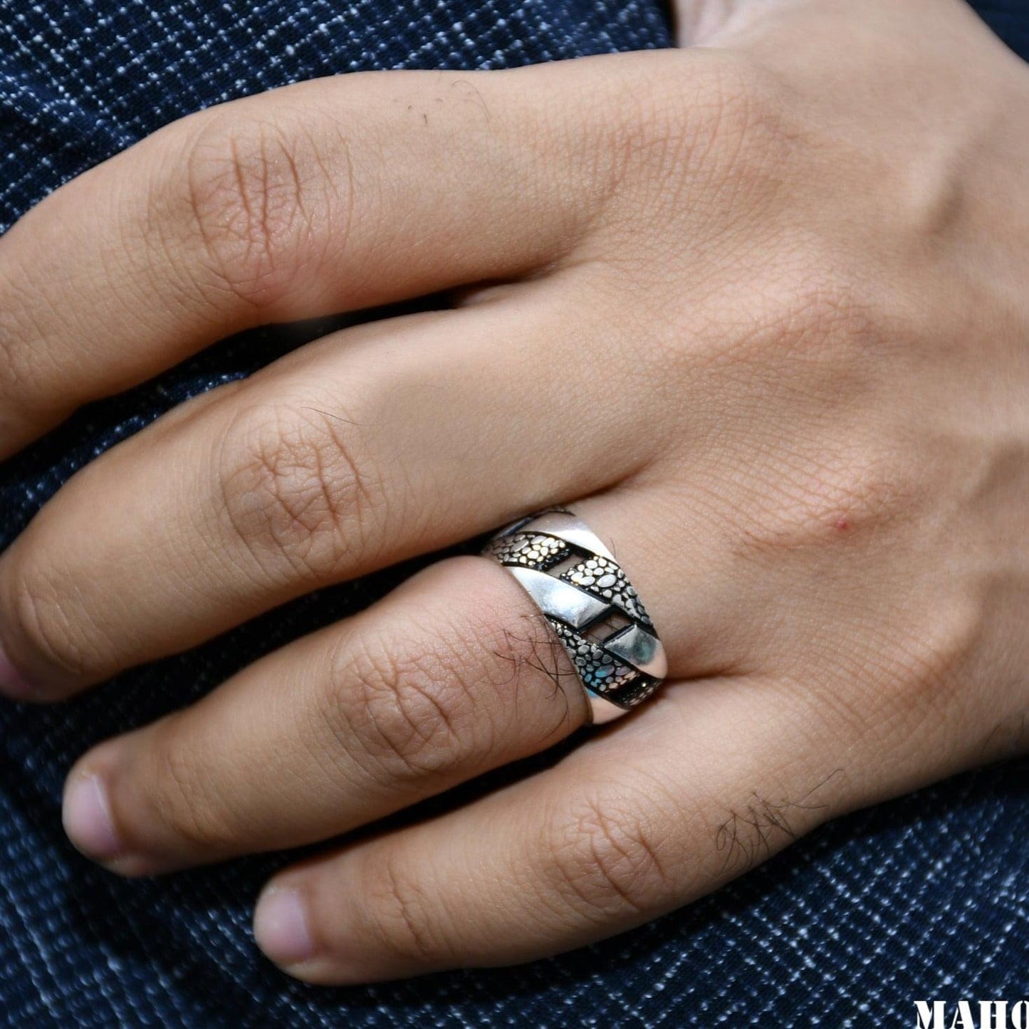 OXIDISED ASYMMETRICAL PATTERN RING